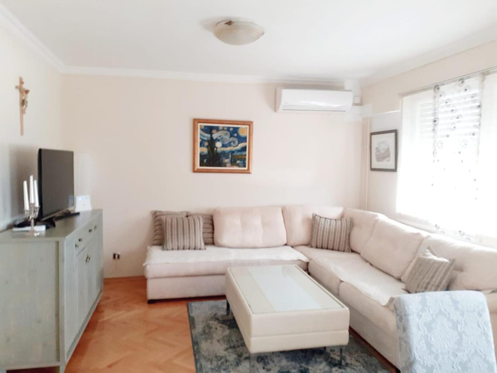 Spacious 80M2 Apartment In The Center Ljubuški Стая снимка